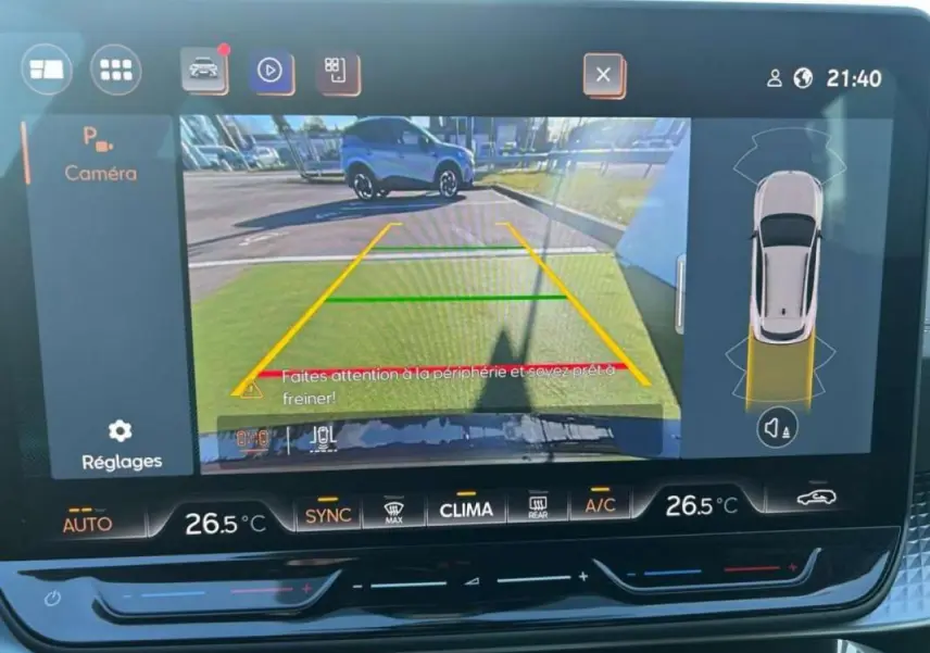 Affichage caméra de recul du CUPRA Formentor blanc 2025, vue arrière avec lignes de guidage colorées sur écran tactile.
