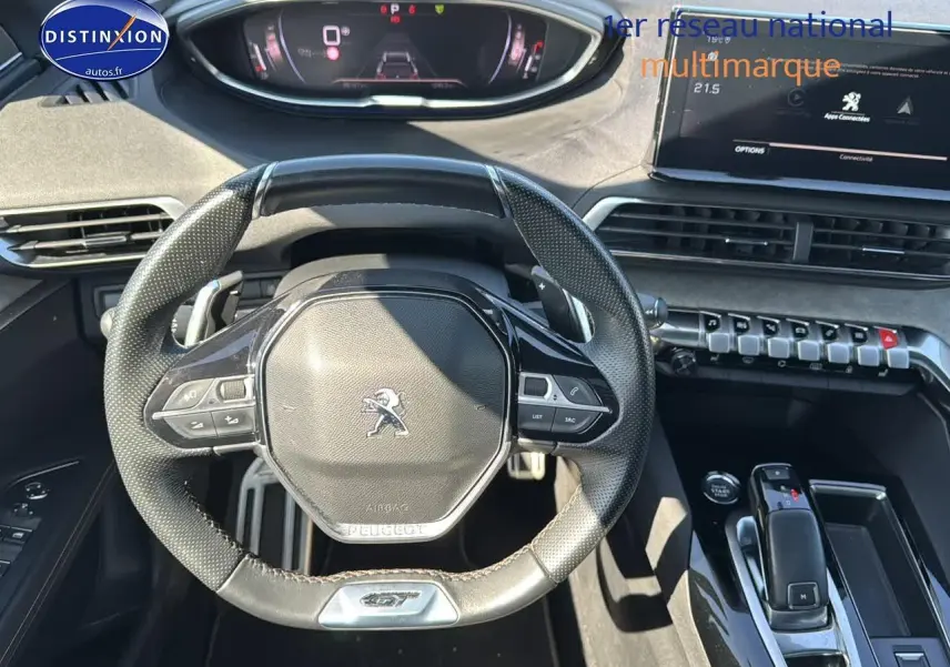 Vue rapprochée du volant cuir GT et tableau de bord numérique du Peugeot 3008 noir métal 2022.