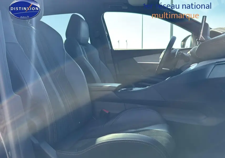 Intérieur noir cuir du Peugeot 3008 2022, vue côté gauche sur sièges avant et tableau de bord moderne.