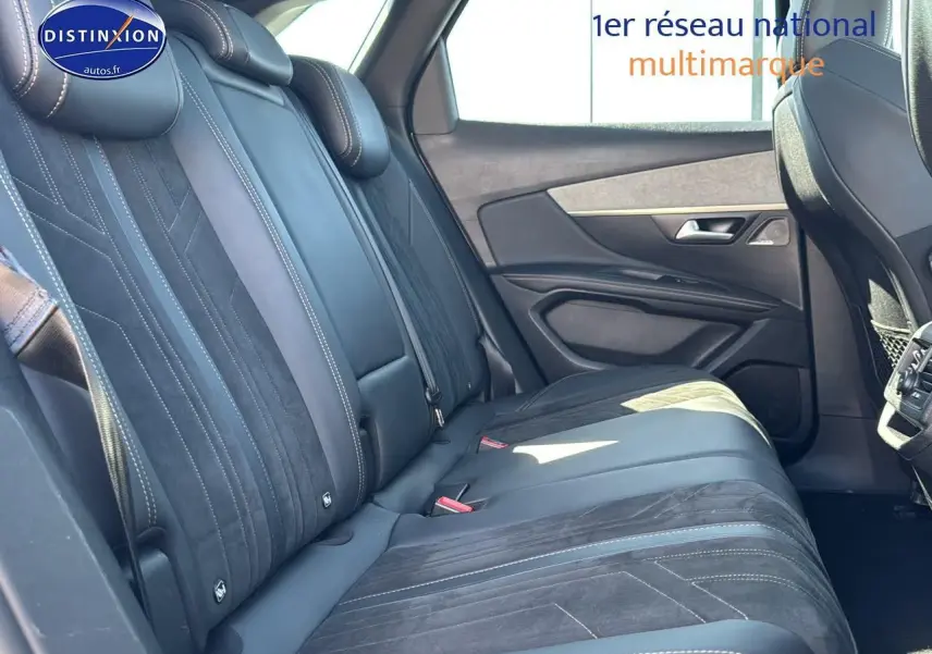 Vue côté droit de la banquette arrière en cuir noir et alcantara du Peugeot 3008 2022 finition GT Pack.
