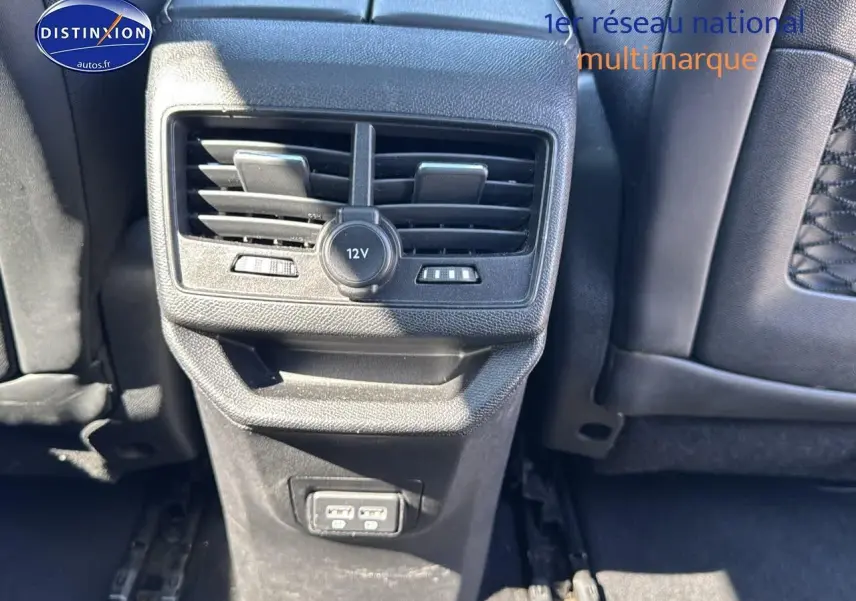 Prise 12V et ports USB arrière du Peugeot 3008 noir métal, vue centrée sur la console arrière entre les sièges.