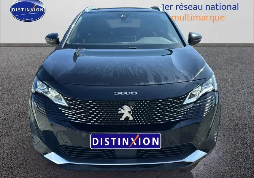 Vue frontale d'un Peugeot 3008 noir métal 2022 avec calandre distinctive et phares LED marqués.