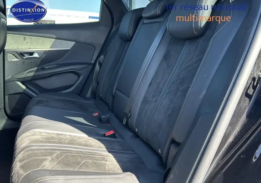 Banquette arrière en cuir noir avec surpiqûres blanches du Peugeot 3008 vue côté droit portes ouvertes.