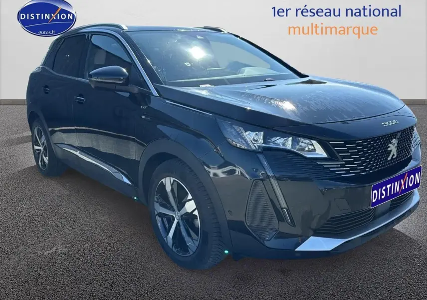 Peugeot 3008 noir métal en 3/4 avant droit, avec calandre distinctive et jantes alliage modernes.