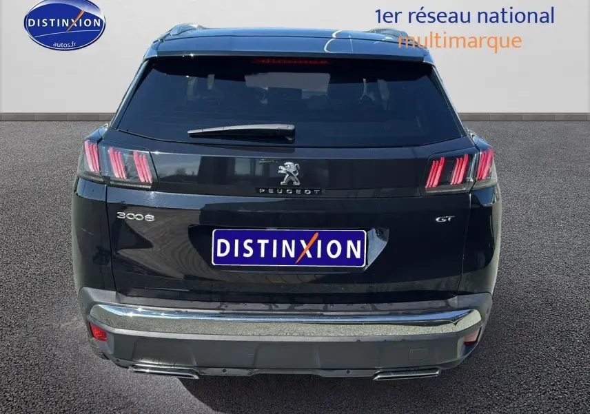 Vue arrière d'un Peugeot 3008 GT noir métal avec feux arrière à LED et double sortie d'échappement chromée.