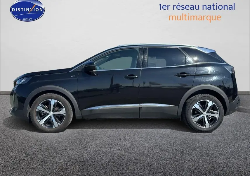 Profil droit du Peugeot 3008 GT Pack noir métal 2022 avec jantes alliage et détails chromés sur fond neutre.