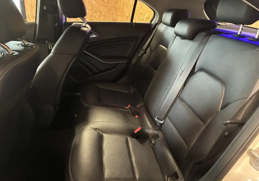 Vue intérieure arrière côté droit de la Mercedes Classe A 200D 2016 avec sièges en cuir noir et ceintures visibles.