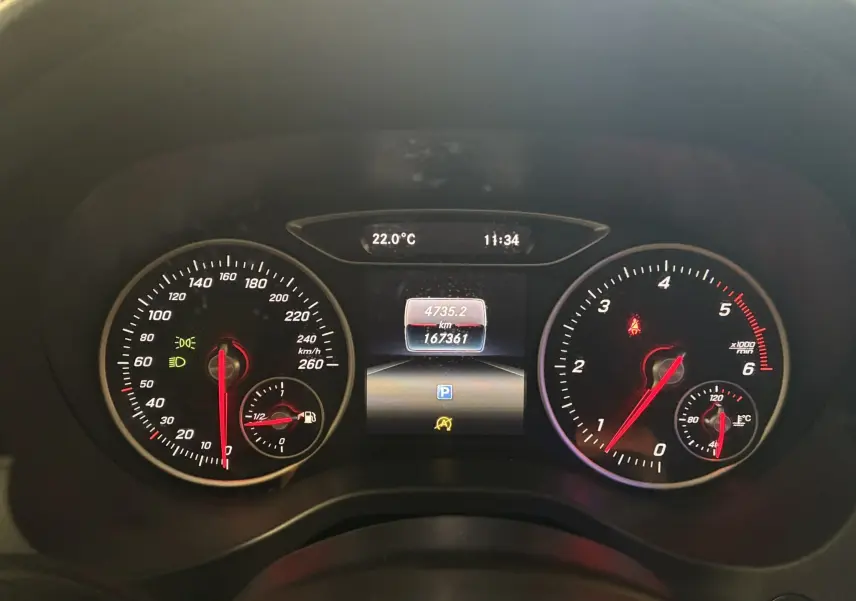 Vue rapprochée du tableau de bord noir de la Mercedes Classe A 200D, affichant vitesse, compte-tours et température.