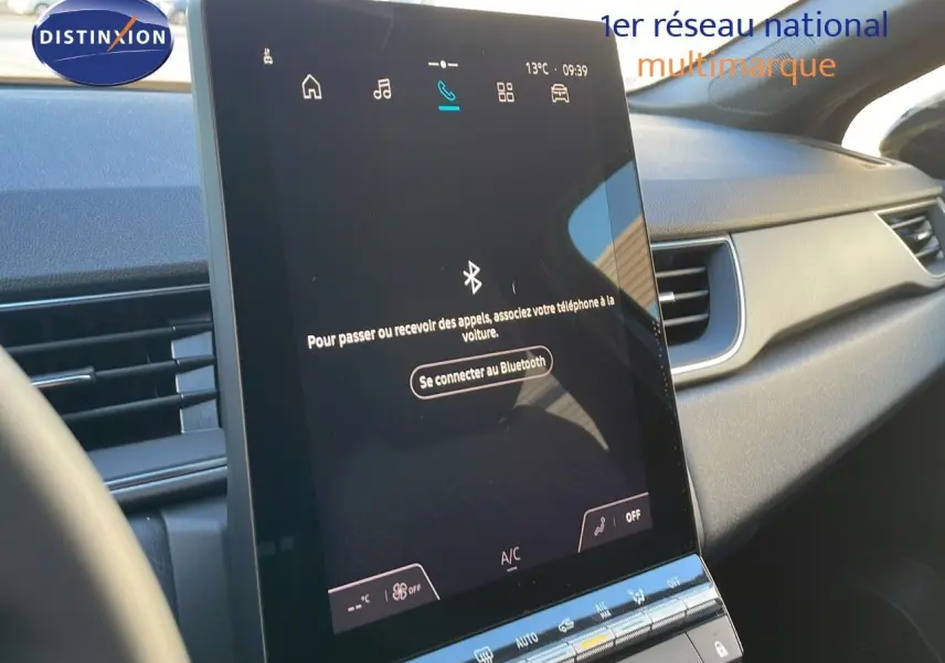 Écran tactile central en position verticale dans l'habitacle du Renault Captur E-Tech hybride 2025, ambiance moderne et épurée.