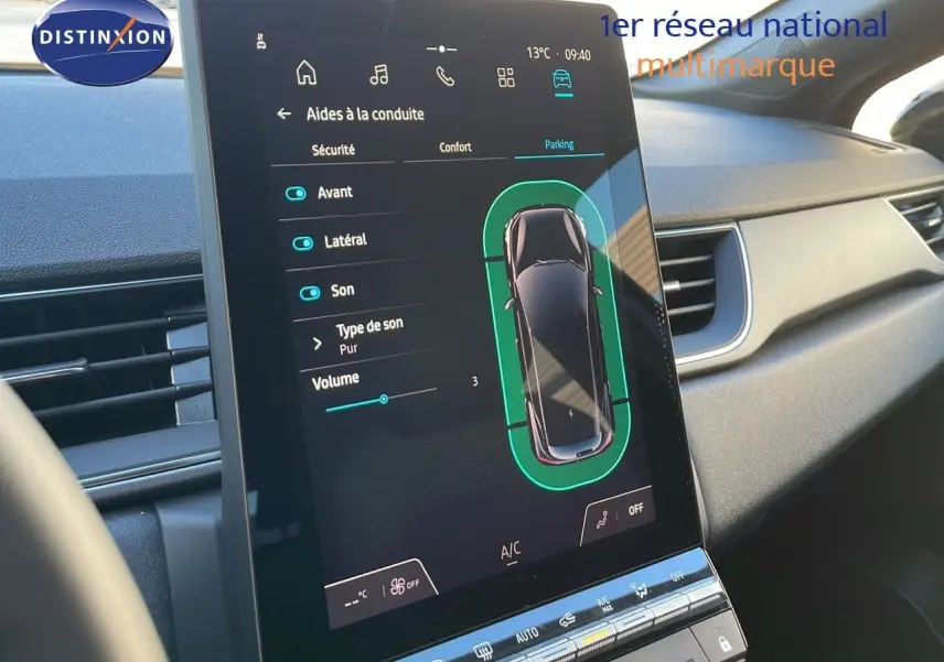 Écran tactile central affichant les aides à la conduite dans l'habitacle du Renault Captur bleu iron métal toit noir.
