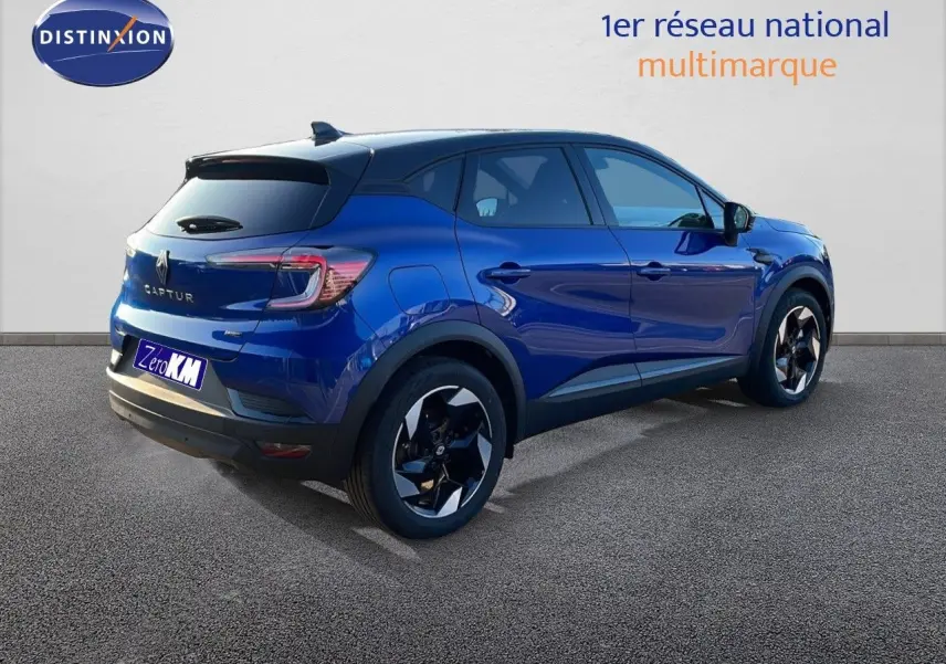 Vue 3/4 arrière droite du Renault Captur E-Tech hybride bleu Iron avec toit noir et jantes noires distinctives.