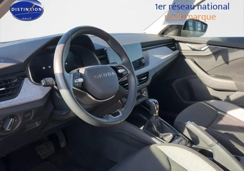 Intérieur avant droit du Skoda Kamiq noir 2025, volant cuir multifonction et écran tactile central visible.