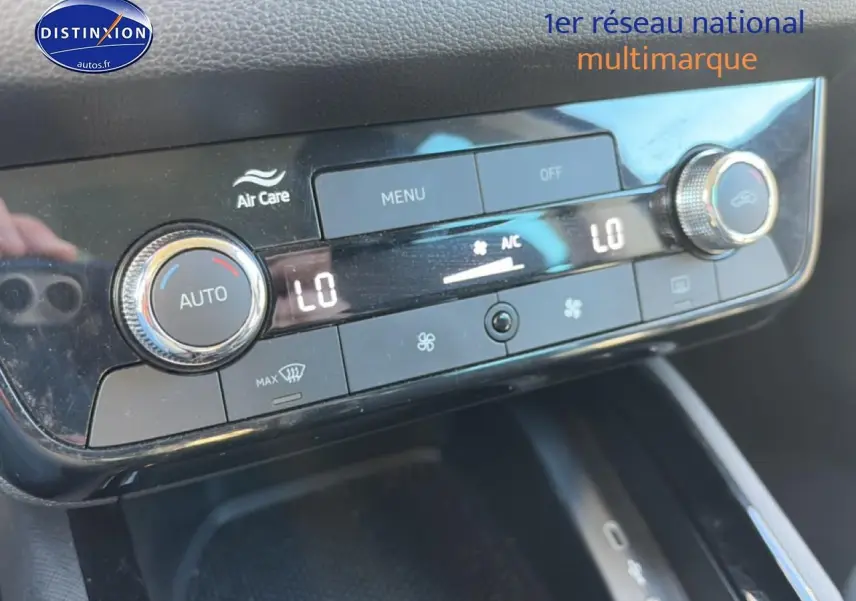 Gros plan sur la commande de climatisation automatique bi-zone du Skoda Kamiq noir, affichant la température basse.
