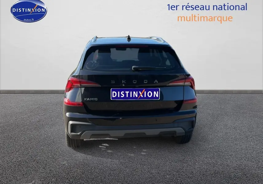Vue arrière d'un Skoda Kamiq noir 2025 avec feux arrière LED et barres de toit visibles.