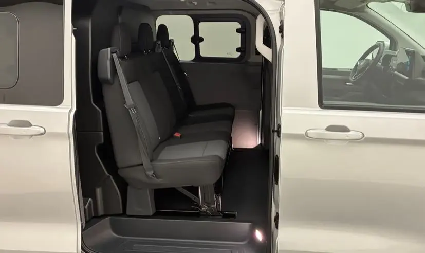 Vue intérieure frontale du Volkswagen Transporter T7 ProCab Business 2026 en graphite dust, avec tableau de bord numérique et écran tactile central.