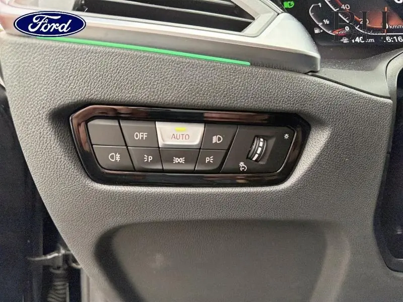 Gros plan sur les commandes d'éclairage intérieures d'une BMW Série 4 Gran Coupe F36 noire, avec réglage automatique et molette de luminosité.