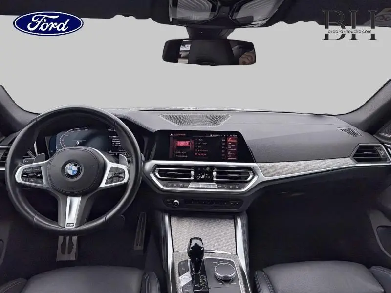 Vue intérieure avant du tableau de bord et volant cuir noir de la BMW Série 4 Gran Coupe F36 420iA M Sport 2022.