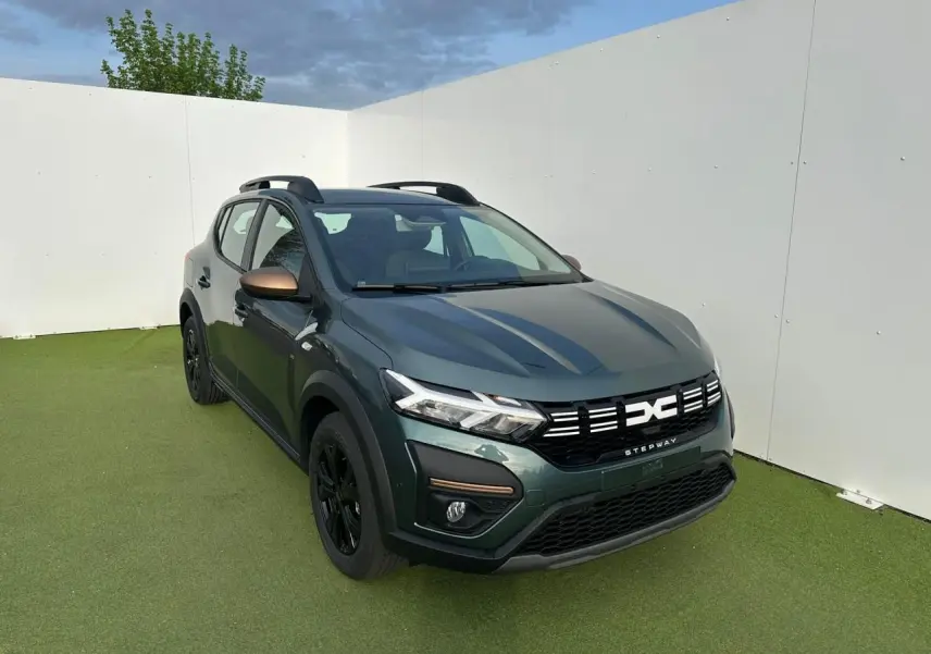 Dacia Sandero III Stepway vert cèdre en 3/4 avant droit avec détails brun cuivré et jantes noires.