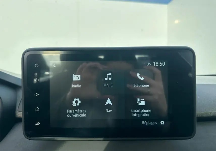 Écran tactile 8 pouces du système multimédia Media NAV dans le tableau de bord de la Dacia Sandero III Stepway.
