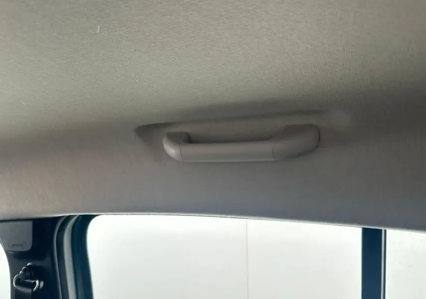 Poignée de maintien intérieure côté passager arrière d'une Dacia Sandero III Stepway 2025, tissu gris clair.