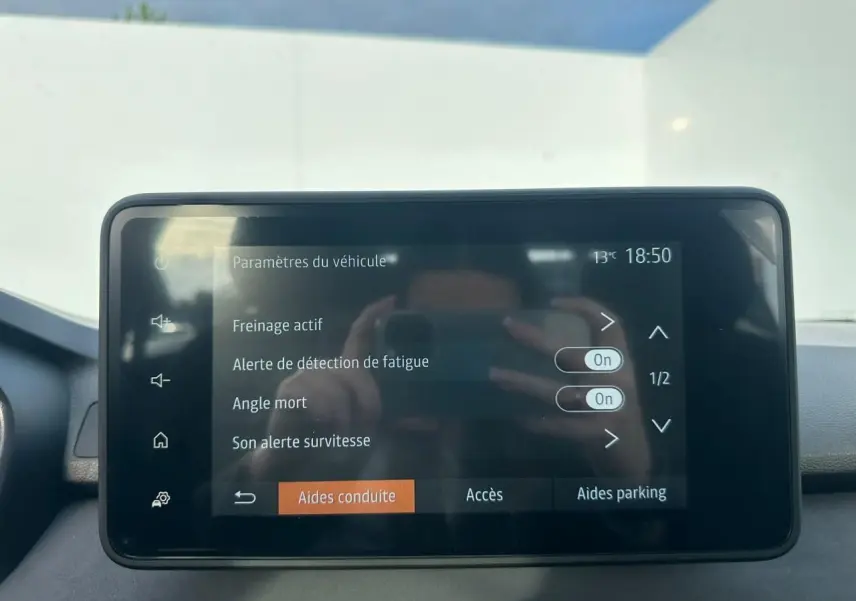 Écran tactile 8 pouces du tableau de bord affichant les paramètres d’aides à la conduite dans une Dacia Sandero III Stepway.
