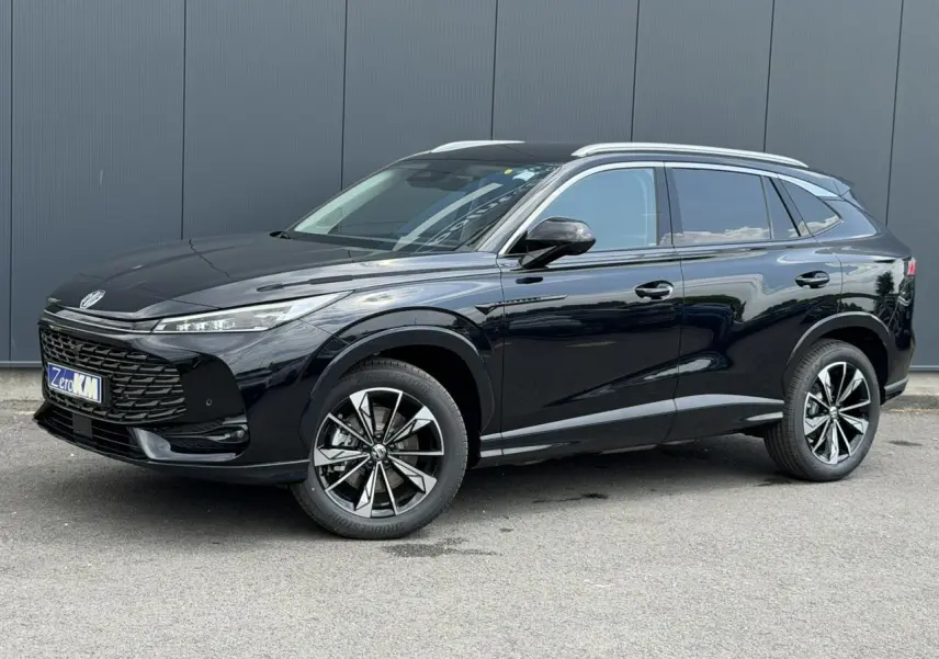 MG Motor EHS 1.5 Hybrid+ 224 Luxury noir métallisé en 3/4 avant droit avec jantes alliage 19 pouces.