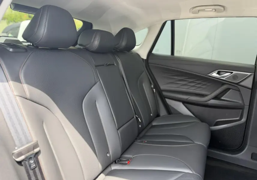 Vue intérieure côté droit des sièges arrière en simili cuir noir avec surpiqûres contrastées du MG Motor EHS 1.5 Hybrid+ 224 Luxury 2026.