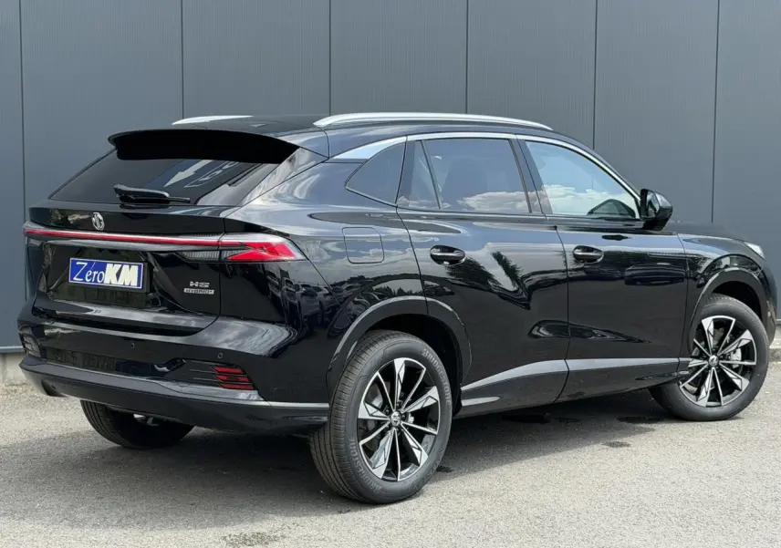 MG Motor EHS 1.5 Hybrid+ 224 Luxury noir, vue 3/4 arrière droit, jantes alliage 19 pouces et toit ouvrant.