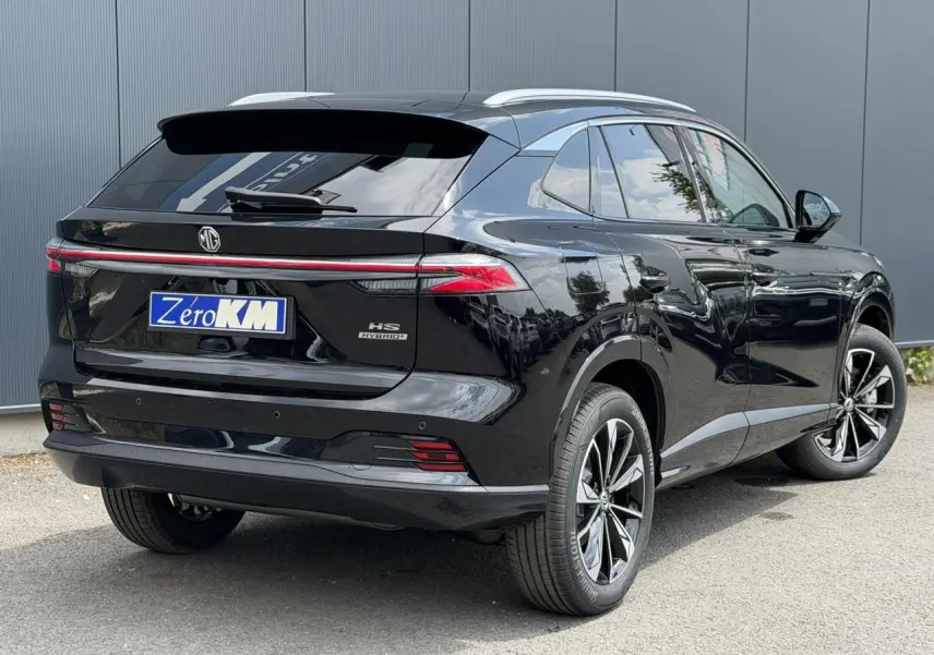 Vue 3/4 arrière droite du MG Motor EHS 1.5 Hybrid+ 224 Luxury noir métallisé avec jantes alliage 19 pouces.