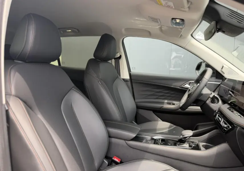 Intérieur noir du MG Motor EHS 1.5 Hybrid+ 224 Luxury, vue côté droit sur sièges avant et console centrale.