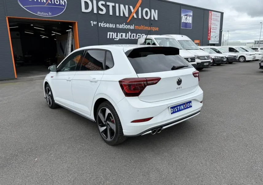 Volkswagen Polo GTI blanc pure vue 3/4 arrière droit avec jantes noires et vitres surteintées.