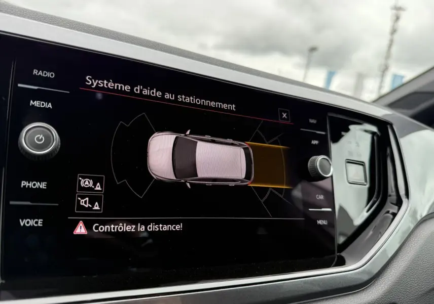 Écran tactile intérieur affichant le système d'aide au stationnement de la Volkswagen Polo GTI 2024.