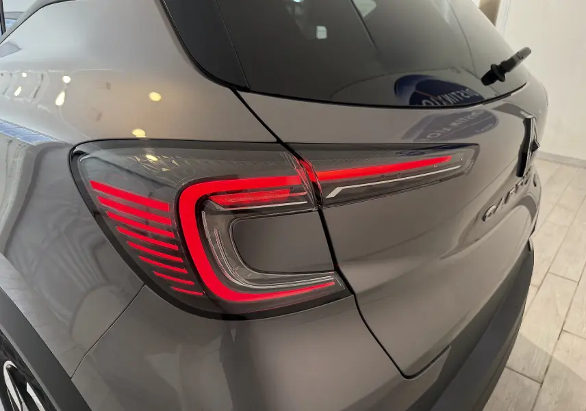 Feu arrière droit allumé du Renault Captur gris Cassiopée métal avec toit gris, vue rapprochée du 3/4 arrière.
