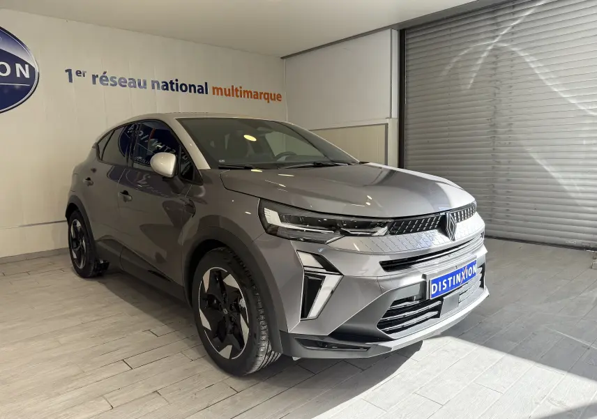 Renault Captur 2025 gris Cassiopée métal avec toit gris, vue 3/4 avant mettant en valeur ses phares LED et jantes noires.