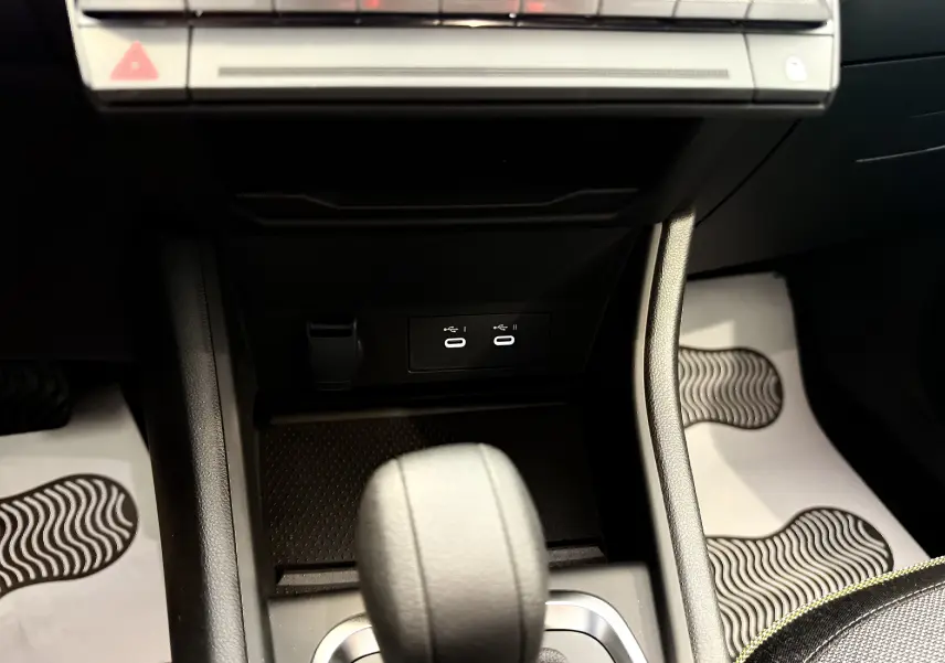 Gros plan sur la console centrale du Renault Captur 2025, montrant le levier de vitesse automatique et ports USB.