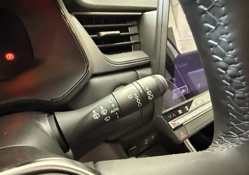 Gros plan sur la commande des essuie-glaces dans l'habitacle d'un Renault Captur gris Cassiopée 2025.