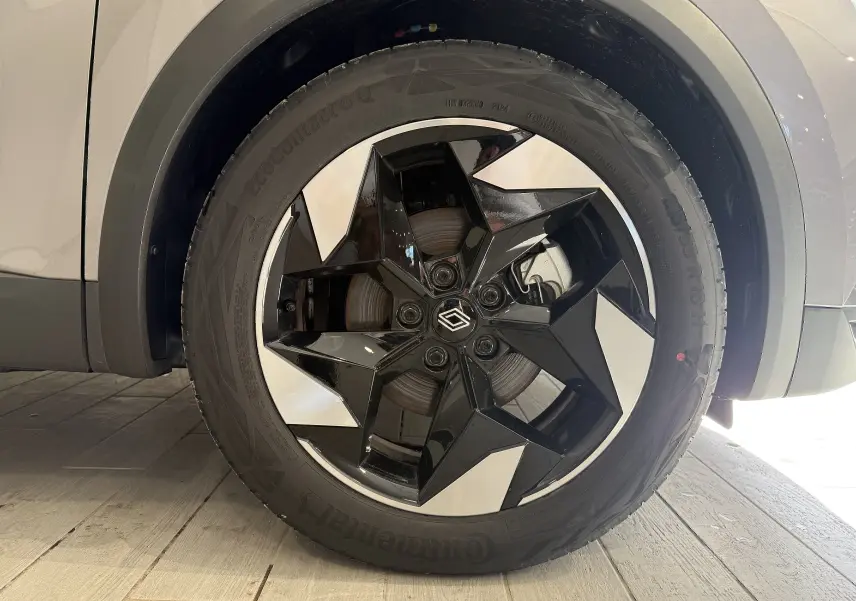 Gros plan sur la jante noire et argentée du côté droit du Renault Captur gris Cassiopée Métal 2025.