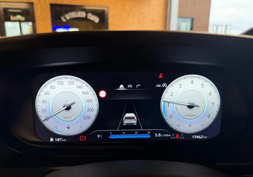 Compteurs numériques 10,25'' du Hyundai Bayon 2025 affichant vitesse, régime et assistance active au maintien de voie.