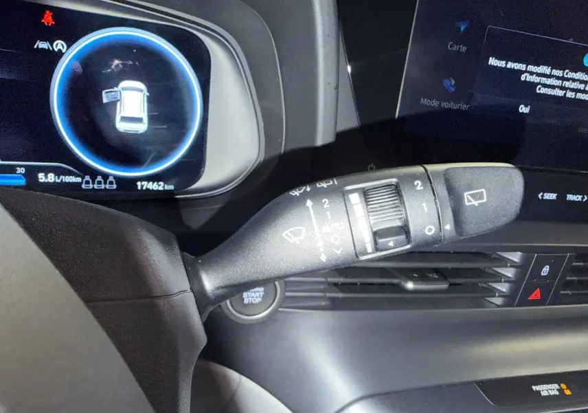Gros plan sur la commande d'essuie-glace et le tableau de bord numérique du Hyundai Bayon 2025.