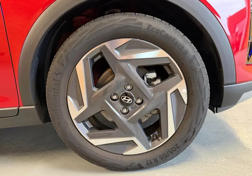 Gros plan sur la jante alu 17'' et pneu Continental d'une Hyundai Bayon rouge côté gauche.
