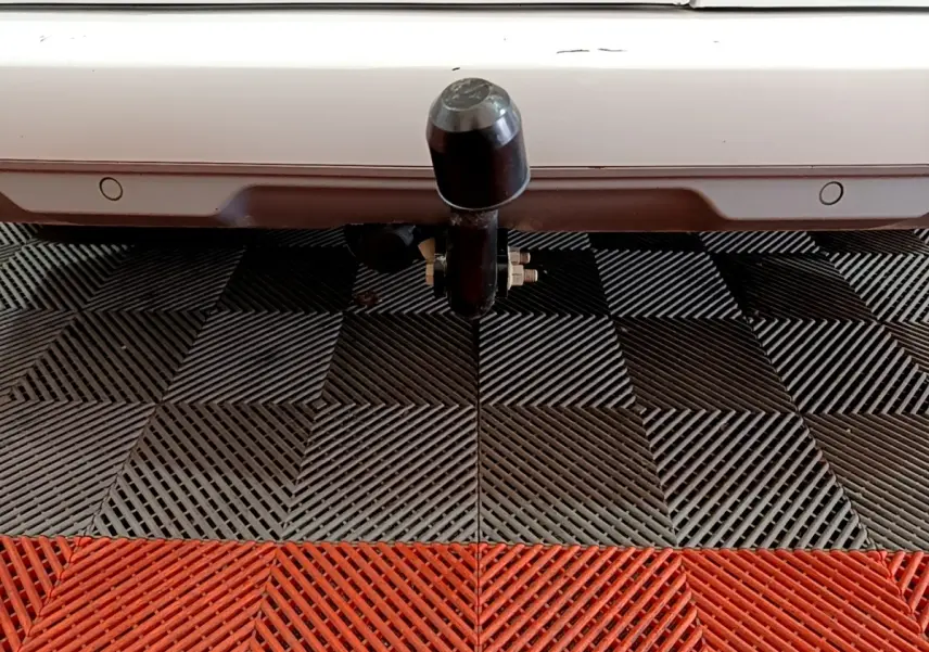 Gros plan sur l'attelage noir fixé au pare-chocs arrière blanc du Renault Kangoo Equilibre 2022.