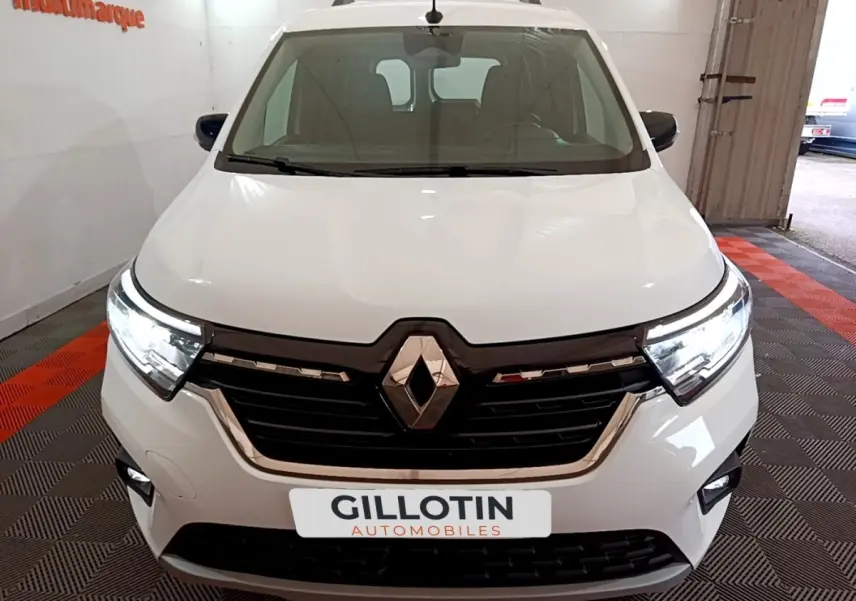 Vue avant d'un Renault Kangoo blanc 2022 avec phares LED allumés et calandre noire brillante.