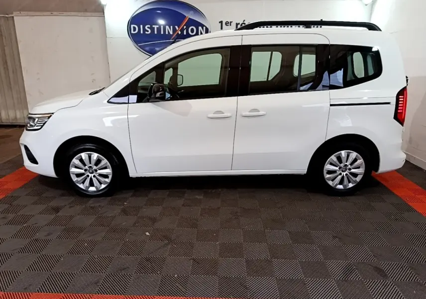 Vue de profil côté gauche d'un Renault Kangoo blanc 2022, avec vitres teintées et feux arrière LED distinctifs.