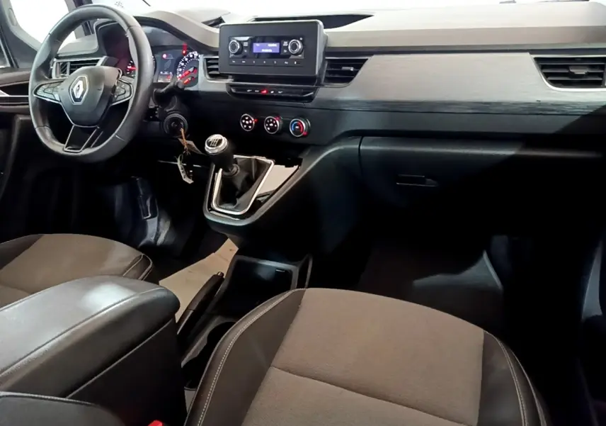 Vue intérieure côté conducteur du tableau de bord noir et gris du Renault Kangoo Equilibre 2022 avec boîte manuelle.