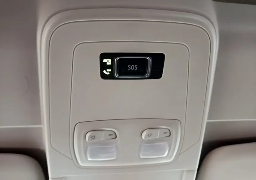 Plafonnier intérieur beige avec bouton SOS éclairé, éclairages de lecture et commandes d’éclairage dans un Renault Kangoo blanc.