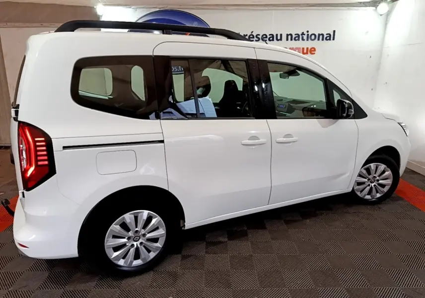 Vue de profil côté droit d’un Renault Kangoo blanc 2022 avec feux arrière LED et jantes alliage.