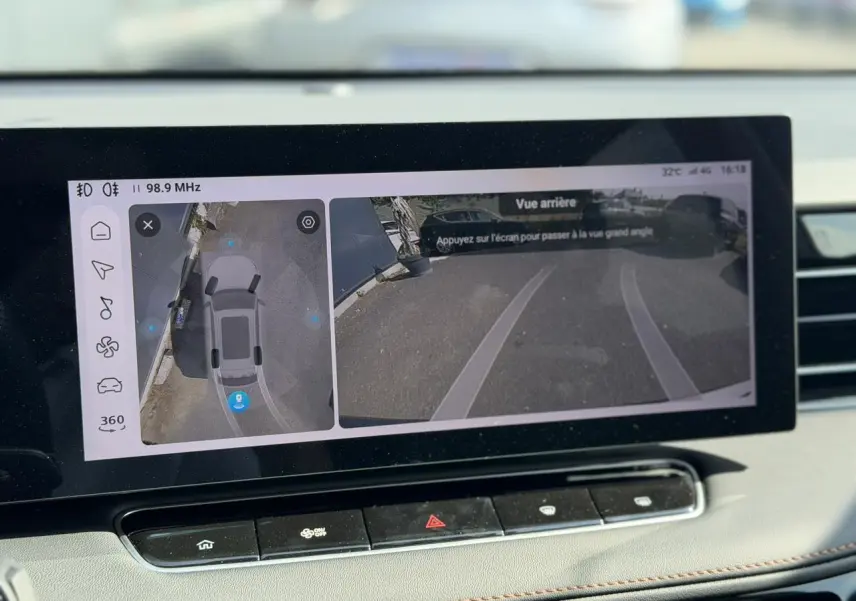 Écran tactile intérieur montrant la caméra 360° et la vue arrière du MG MOTOR EHS gris, tableau de bord clair.