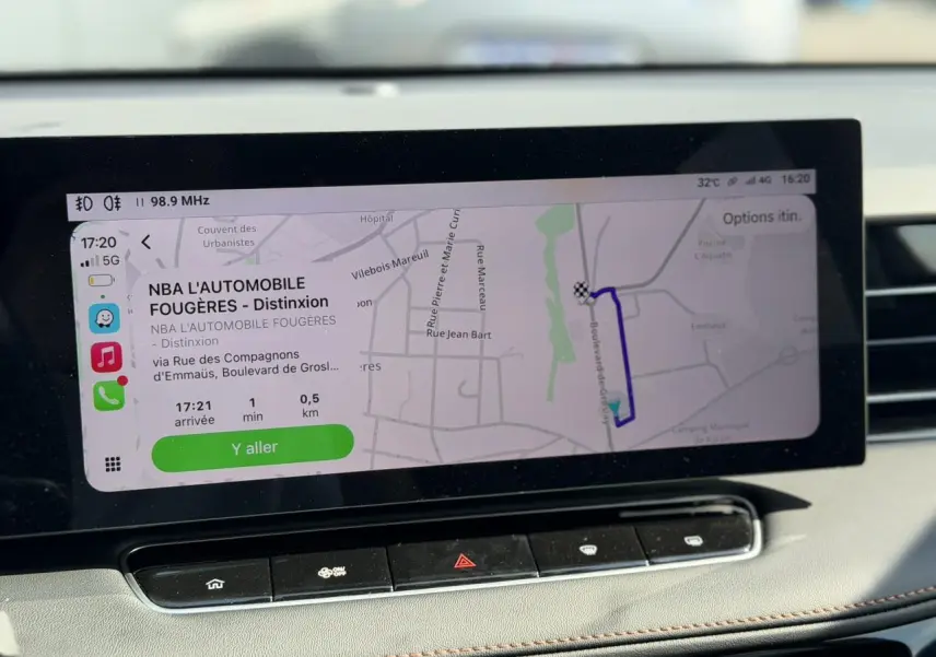 Écran tactile 12,3 pouces du MG Motor EHS gris, affichant la navigation connectée avec itinéraire en cours.