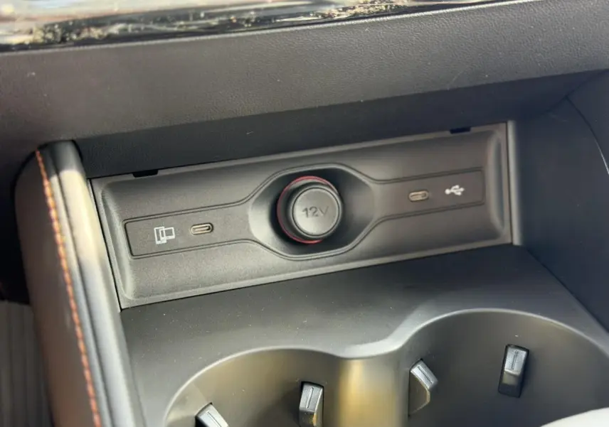 Gros plan sur la console centrale noire du MG Motor EHS 1.5 Hybrid+ 224 Luxury avec prises USB-C et prise 12V.