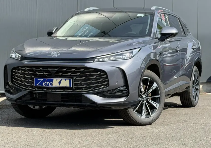 MG Motor EHS 1.5 Hybrid+ gris métallisé vu en 3/4 avant droit avec calandre noire et jantes alliage 19 pouces.